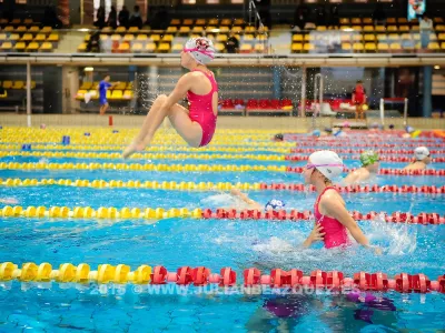 nadadoras de natación artística haciendo una acrobacia en el agua