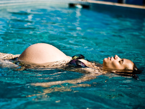 mujer embarazada en el agua